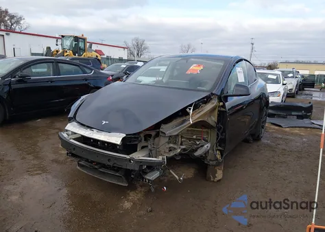 2025 Tesla Model Y Long Range Dual Motor All-Wheel Drive z USA, uszkodzony, nr VIN 7SAYGDEE8SF290411